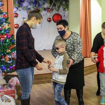 Фахівці управління привітали дітлахів навчально-реабілітаційного центру з прийдешніми святами